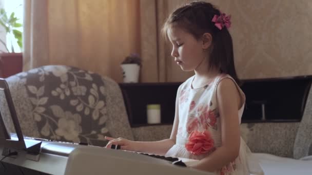Okul öncesi çocuk müzik aleti çalmayı öğreniyor. — Stok video