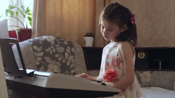 Criança pré-escolar aprendendo a tocar instrumento de música . — Vídeo de Stock