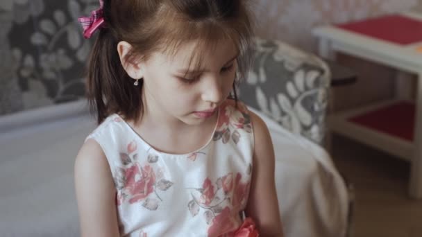 Enfant d'âge préscolaire apprenant à jouer de l'instrument de musique . — Video