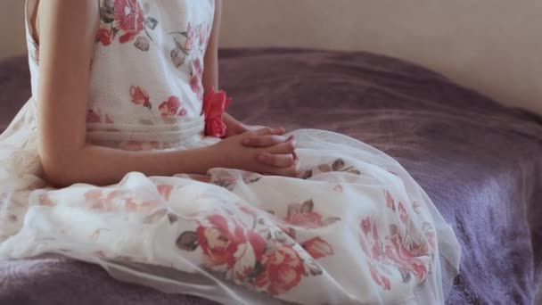 Süßes kleines Mädchen sitzt auf dem Bett und sündigt mit Seele. — Stockvideo