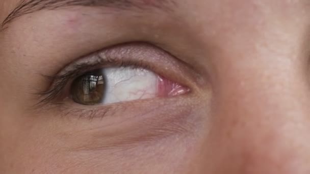 Close-up shot of young beautiful womans eye. — Stock Video