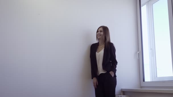 Бізнесмен дає одну квітку гарненькій бізнес-леді на робочому місці . — стокове відео