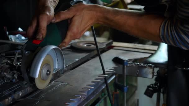 Ferreiro profissional serrar metal com serra circular barehands na forja . — Vídeo de Stock