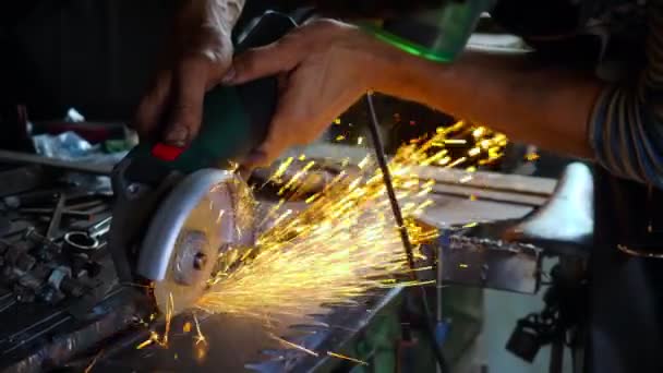 Profesionální kováři řezaného kovu s bočkovními kotouči. — Stock video