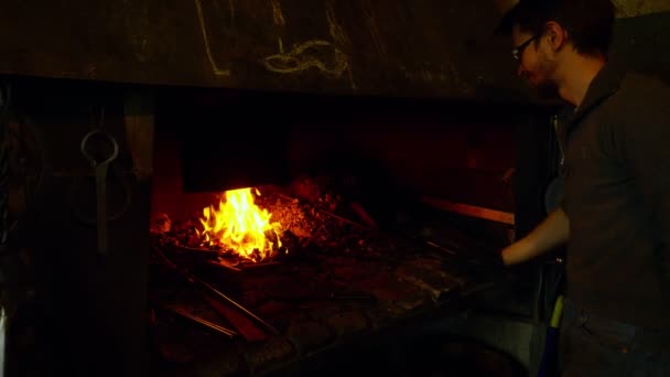 Il fuoco nella fornace del fabbro . — Video Stock