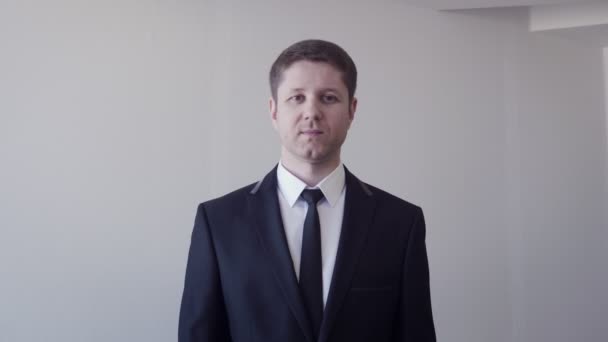 Empresario posando sobre fondo de pared en la oficina . — Vídeo de stock