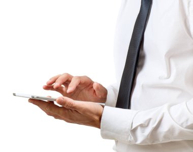 Tablet bilgisayar kullanarak tanınmaz işadamı.