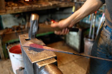 Çekiç ile kırmızı-sıcak metal dövme demirci.