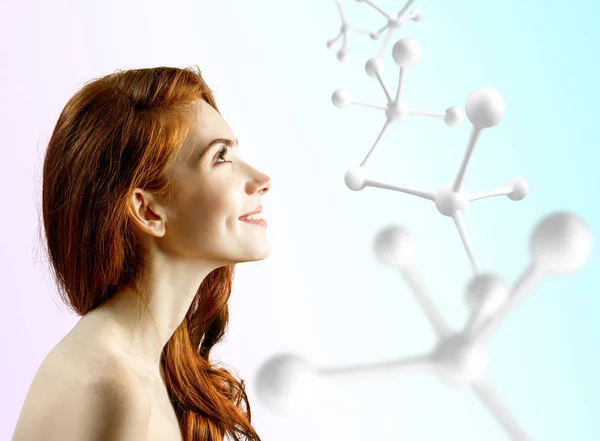 Hermosa mujer pelirroja cerca de gran estructura de molécula blanca . — Foto de Stock