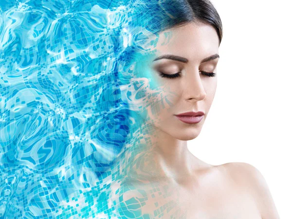 Weibliches Gesicht erscheint aus blauem Wasserbecken. — Stockfoto