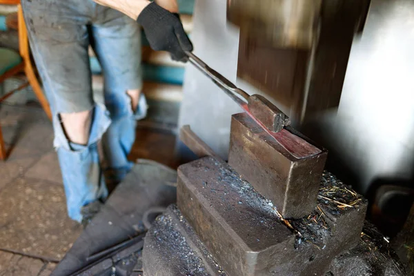 Herrero forja mediante el uso de martillo neumático . — Foto de Stock