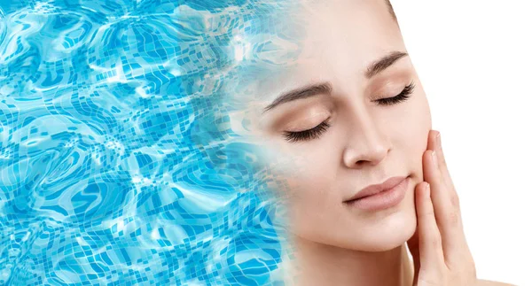 Femmina viso appare da acqua blu piscina ondulazione . — Foto Stock