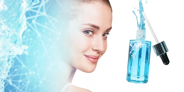 Giovane donna vicino bottiglia cosmetica blu sotto spruzzi d'acqua blu . — Foto Stock