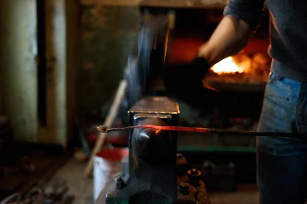 Forge forge métal rouge-chaud avec marteau . — Photo