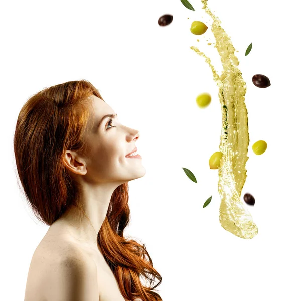 Молодая красивая женщина возле брызг оливкового масла . — стоковое фото