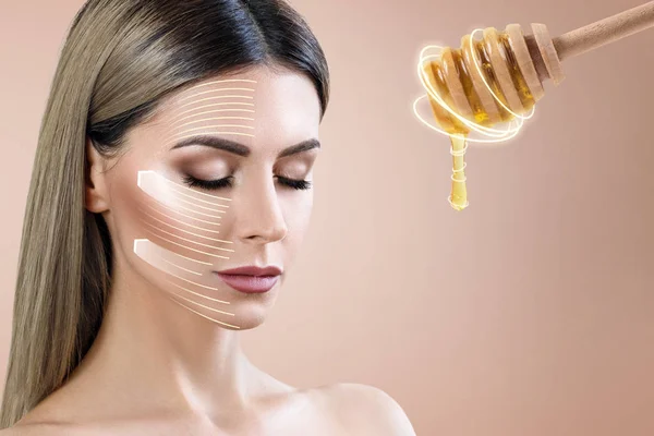 Fiatal nő úgy néz ki a kanalat mézzel és előkészíti az arcpakolás. — Stock Fotó