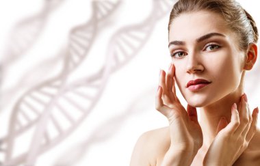 DNA zincirleri arasında şehvetli bir kadının portresi.