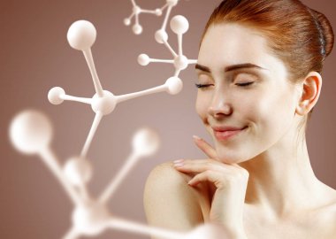 Büyük beyaz molekül yapısı yakınında güzel redehead kadın.