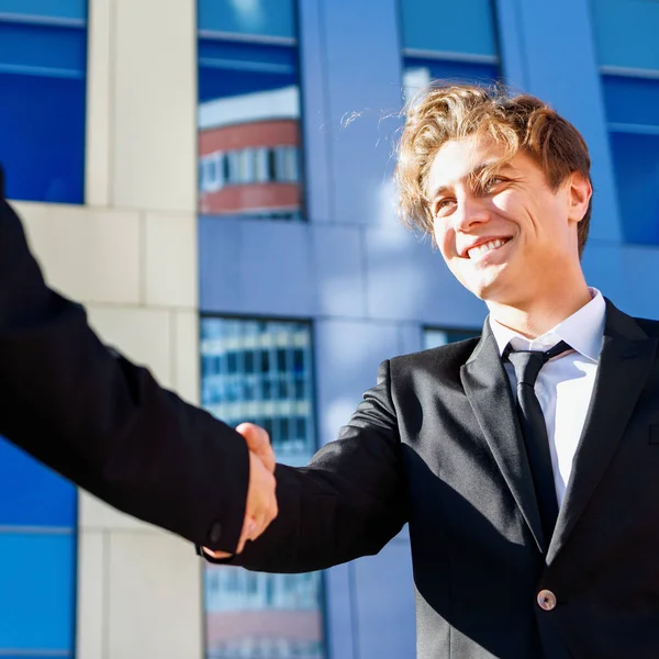 Empresario profesional y mujer en traje formal estrechando la mano al aire libre . — Foto de Stock