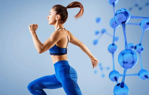 Sportieve jonge vrouw rennen en springen in de buurt van moleculen structuur. — Stockfoto