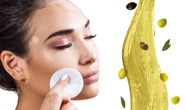 Šplouchání olivového oleje v blízkosti ženských nohou. Koncepce Skincare. — Stock fotografie