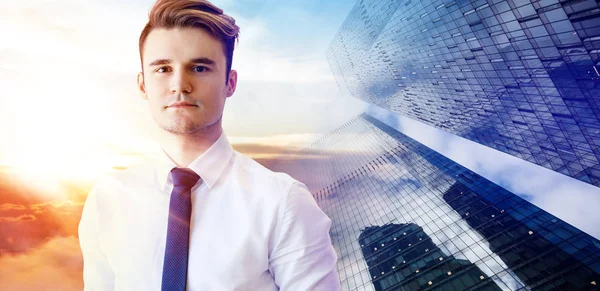 Young businessman over cityscape background. — Stock Photo, Image