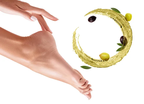 Circule o espirro de óleo de azeitona perto de pés femininos. Conceito de cuidados com a pele . — Fotografia de Stock
