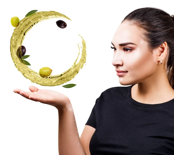 Mujer muestra circular salpicadura de aceite de oliva con aceitunas en la mano . — Foto de Stock