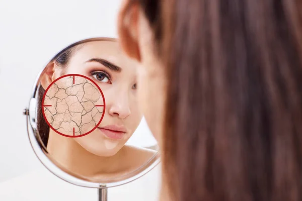 El objetivo rojo muestra la piel facial seca antes de humedecer . — Foto de Stock