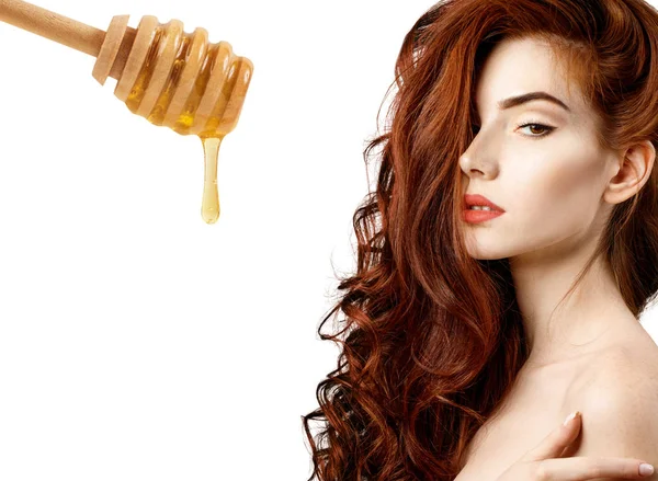 La donna con cucchiaio di miele si prepara a maschera di capelli . — Foto Stock