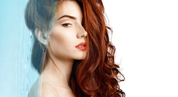 Sensuale donna dai capelli rossi sotto spruzzi d'acqua con pelle fresca . — Foto Stock