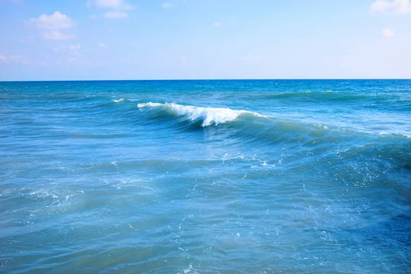 Beautiful view of splashing blue waves near the beach. — Stock Photo, Image