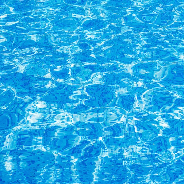 Blaues klares Wasser im Schwimmbad. — Stockfoto