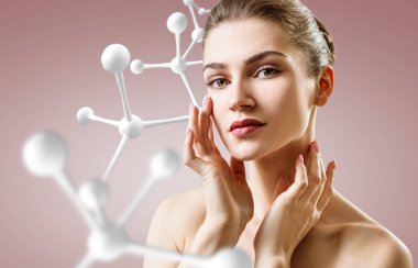 Büyük beyaz molekül zincirinin yanında güzel bir kadın..