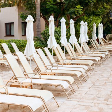 Otel topraklarında birçok şezlong ayakta.