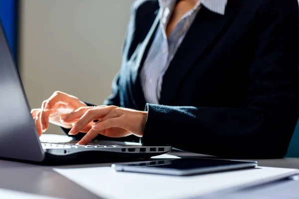 Affärskvinna sitter vid skrivbordet och arbetar med laptop. — Stockfoto