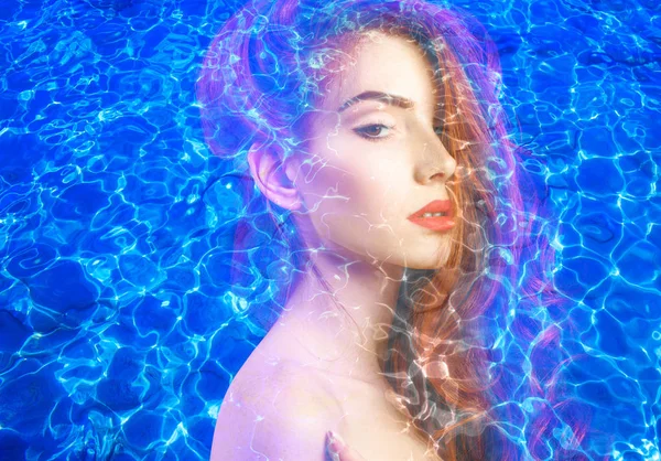 Doble exposición de la cara y ondulación de la piscina de agua azul . —  Fotos de Stock