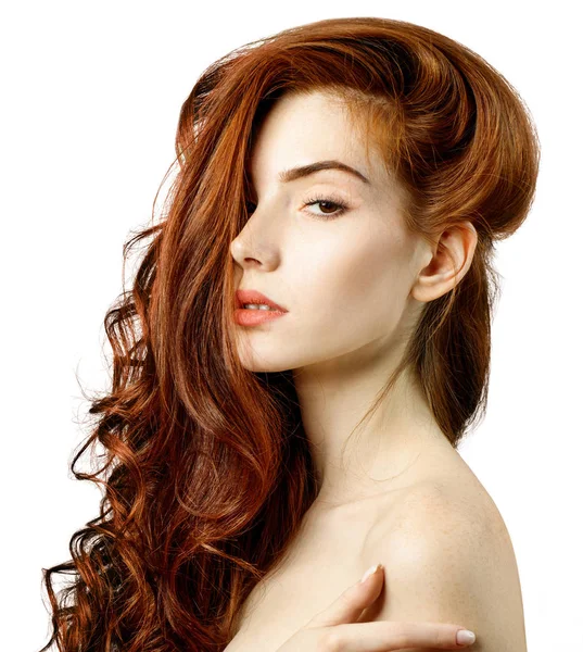 Beauté portrait de rousse femme avec de beaux cheveux longs . — Photo