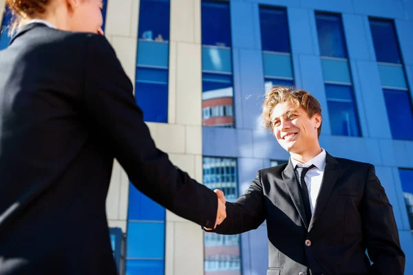 Empresario profesional y mujer en traje formal estrechando la mano al aire libre . — Foto de Stock