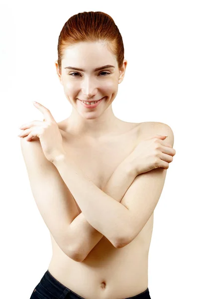 可爱的赤裸裸的红发女人覆盖她的乳房 . — 图库照片