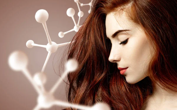 커다란 흰색 분자 구조 근처에 있는 아름다운 빨간 머리 여인. — 스톡 사진