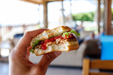 Bir ısırık ile Fast Food Burger dışarı alınan.