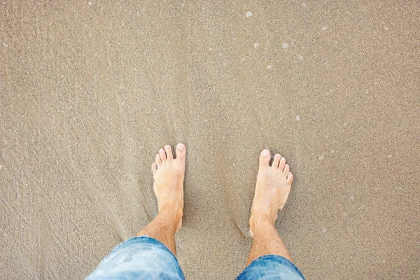 해안선에 모래에 맨스 피트. — 스톡 사진