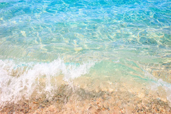 Crystal clear turquoise water near coastline. — Stock Photo, Image