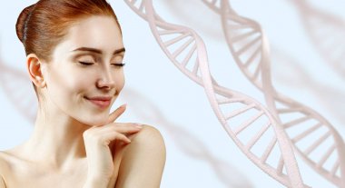 DNA zincirleri arasında şehvetli bir kadının portresi.