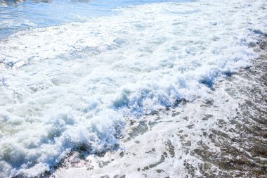Plaj yakın mavi dalgalar sıçraması güzel görünümü.