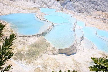 Turkuaz su Pamukkale Travertenleri.