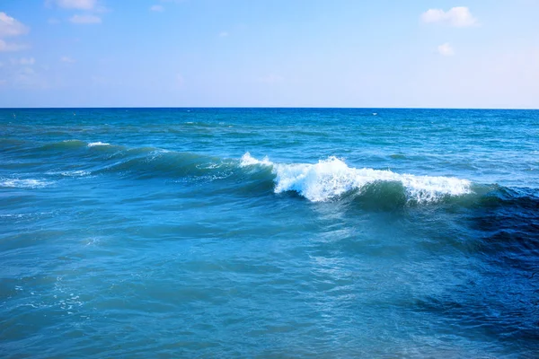 Beautiful view of splashing blue waves near the beach. — Stock Photo, Image