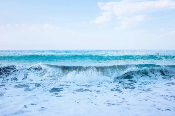 Bela vista de ondas azuis salpicando perto da praia . — Fotografia de Stock