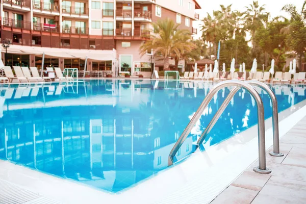 Swimming pool in front of hotel. — Stock Photo, Image